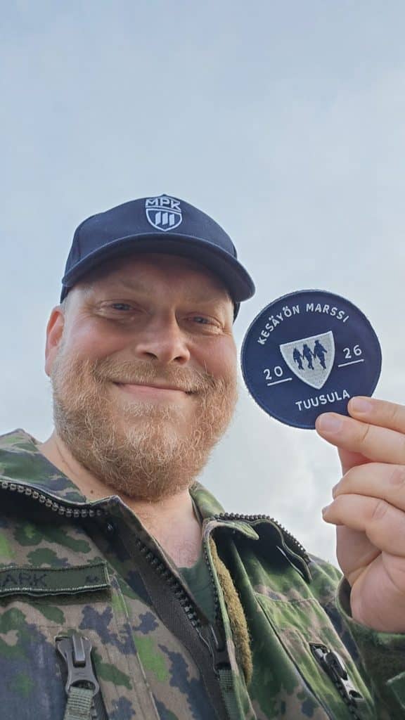 Kesäyön marssi Tuusulassa – toimintakykyä käytännössä 5 Jari Nymark pitelee Kesäyön marssi Tuusula 2026 -kangasmerkkiä maaliin tulon jälkeen.