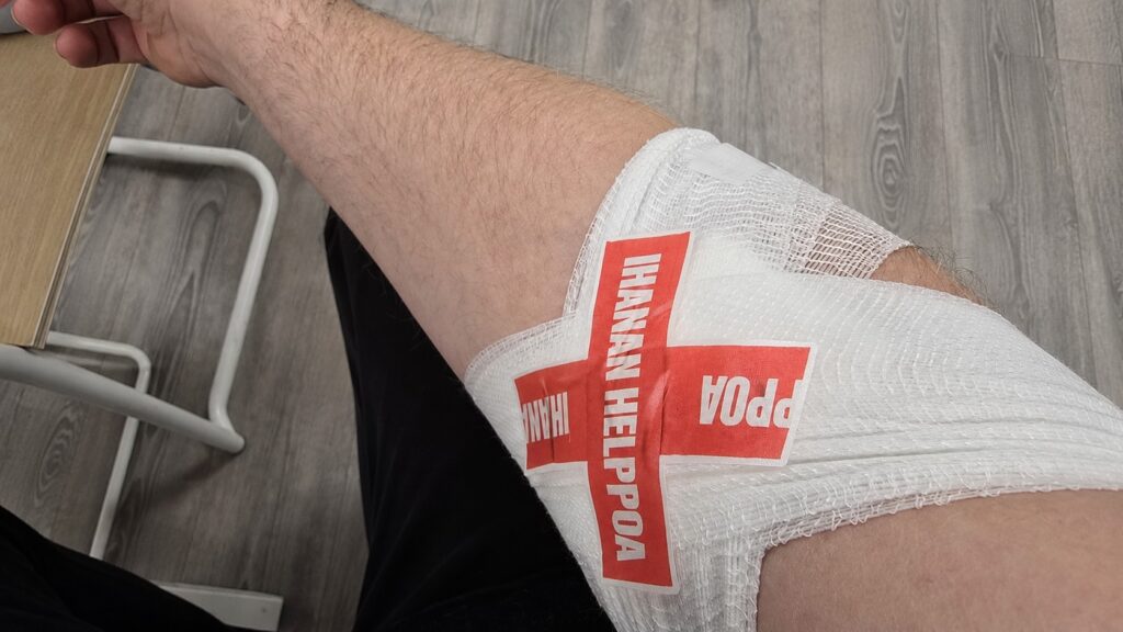Miten päädyin luovuttamaan verta 2 Sidottu käsivarsi verenluovutuksen jälkeen Veripalvelussa.